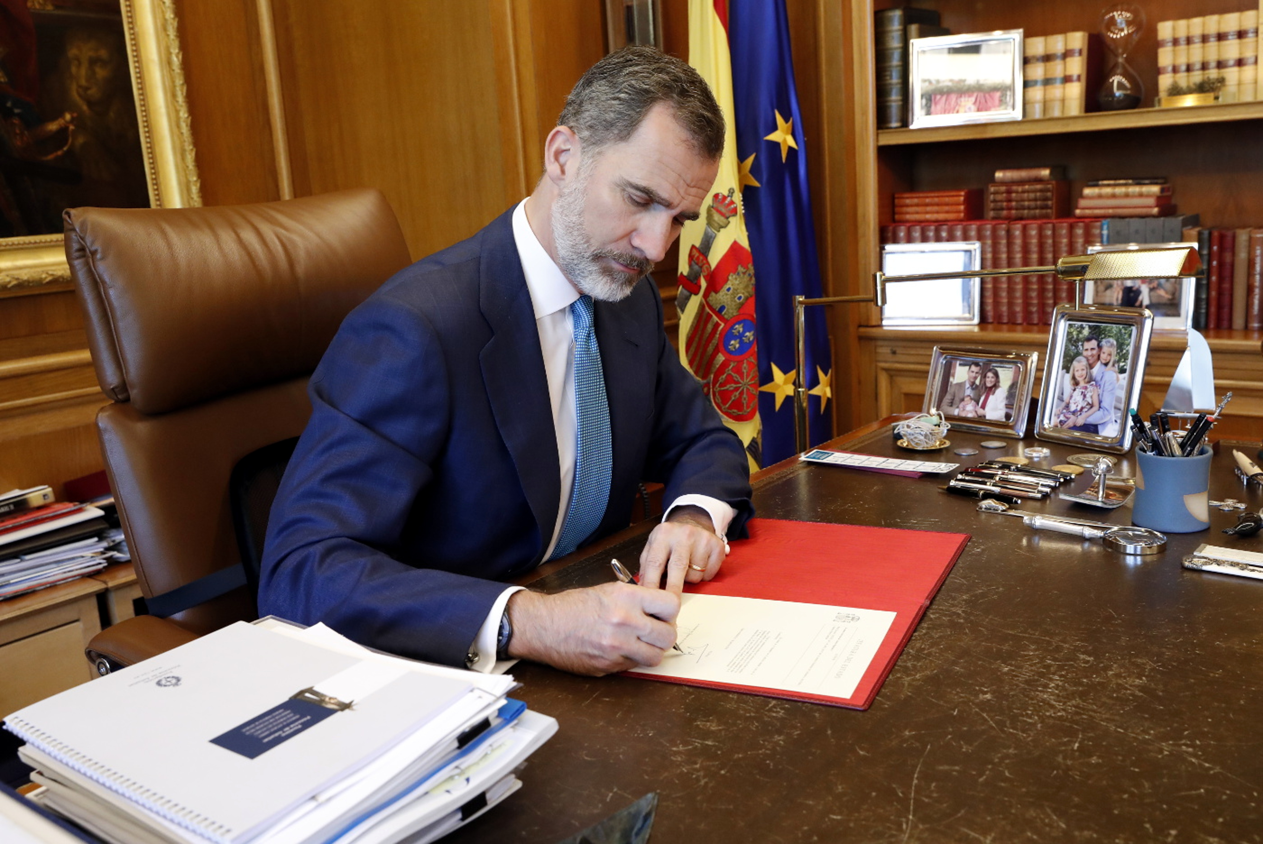 King Felipe VI sigining the decree naming Pedro Sánchez president of Spain on July 2, 2019 (Casa Real)